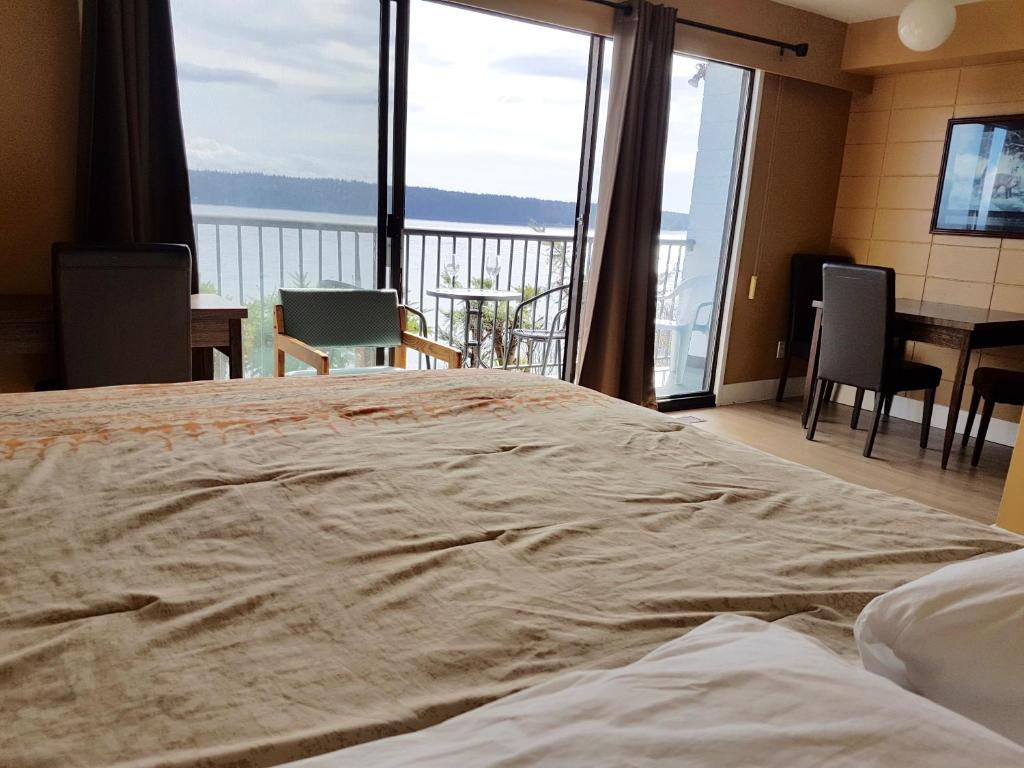 Oceanfront Full Kitchen Suite with Private Balcony 2 Queen - Photo 51